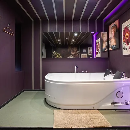 Deluxe Studio, Dark Floral, Jacuzzi, Parking Gratuit, Centre *