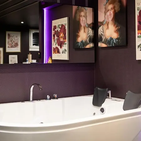 Deluxe Studio, Dark Floral, Jacuzzi, Parking Gratuit, Centre *