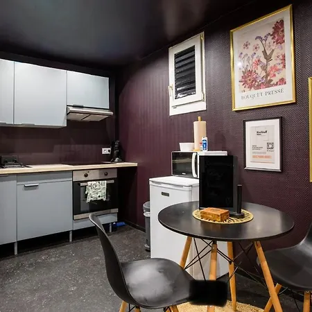 Deluxe Studio, Dark Floral, Jacuzzi, Parking Gratuit, Centre *