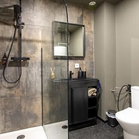 Deluxe Studio, Dark Floral, Jacuzzi, Parking Gratuit, Centre *