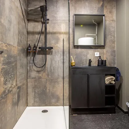 Deluxe Studio, Dark Floral, Jacuzzi, Parking Gratuit, Centre * Μυλούζη