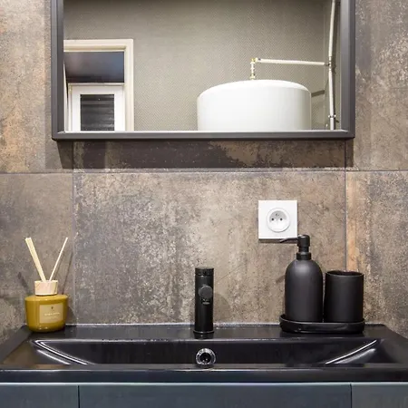 Deluxe Studio, Dark Floral, Jacuzzi, Parking Gratuit, Centre Apartamento Mulhouse