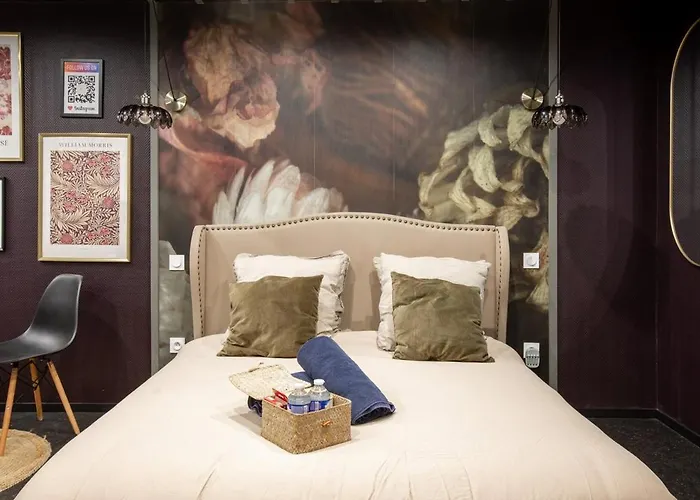 Deluxe Studio, Dark Floral, Jacuzzi, Parking Gratuit, Centre Mulhouse