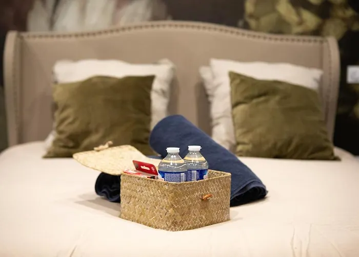 Deluxe Studio, Dark Floral, Jacuzzi, Parking Gratuit, Centre Apartamento