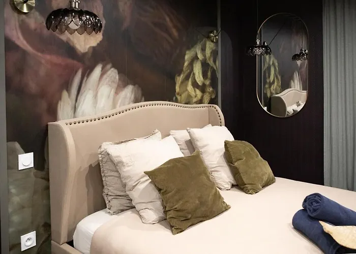 Apartamento Deluxe Studio, Dark Floral, Jacuzzi, Parking Gratuit, Centre *