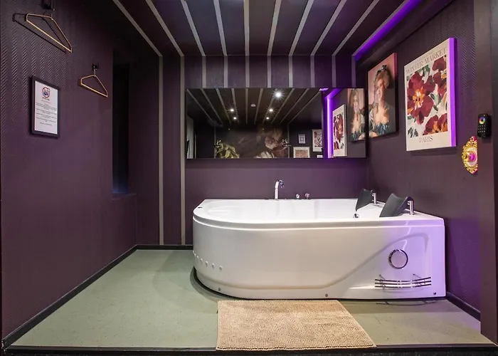 Deluxe Studio, Dark Floral, Jacuzzi, Parking Gratuit, Centre *