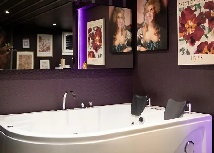 Deluxe Studio, Dark Floral, Jacuzzi, Parking Gratuit, Centre *