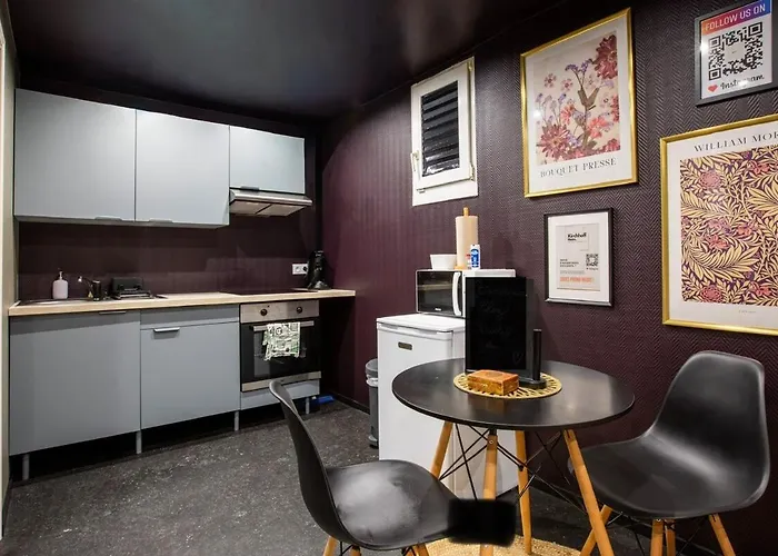 Deluxe Studio, Dark Floral, Jacuzzi, Parking Gratuit, Centre *