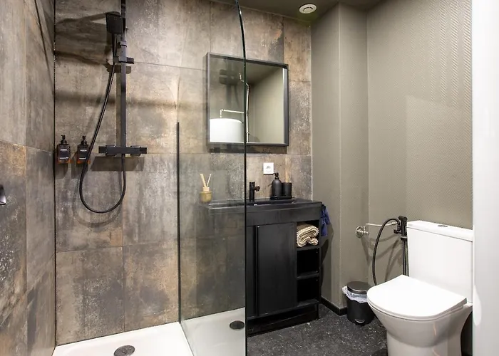 Deluxe Studio, Dark Floral, Jacuzzi, Parking Gratuit, Centre *