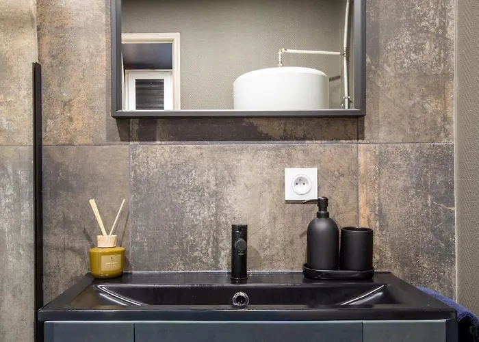 Deluxe Studio, Dark Floral, Jacuzzi, Parking Gratuit, Centre Apartamento Mulhouse